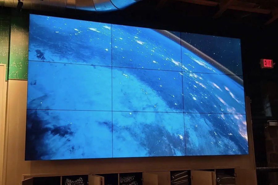 Tiled video wall in an Austin restaurant and bar